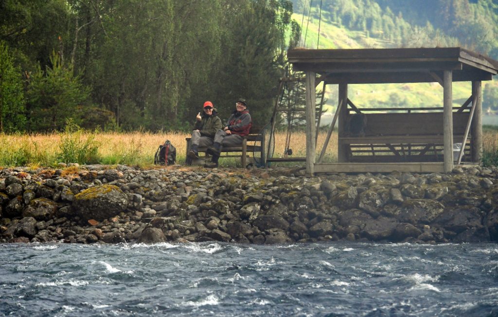 Früher an diesem Lachsfluss ein Fauxpas, doch wenn man befreudet ist, dann darf man auch an so einem Traditionsgewässer mal das Begrüßungseinhorn zeigen.