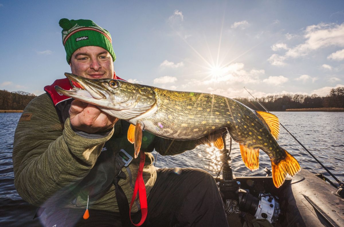 Angler mit großem Hecht