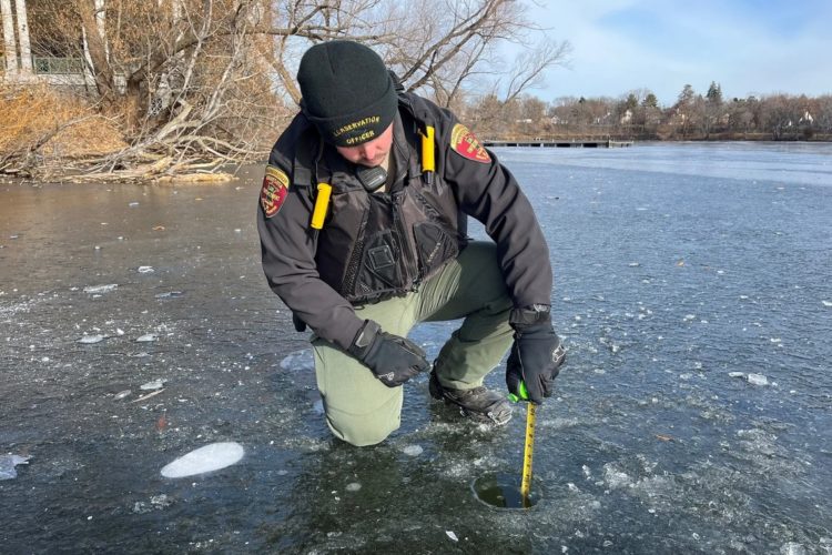 Ein Beamter des Minnesota DNR prüft die Dicke der Eisdecke auf einem See. Zuletzt kam es vermehrt zu Unfällen.