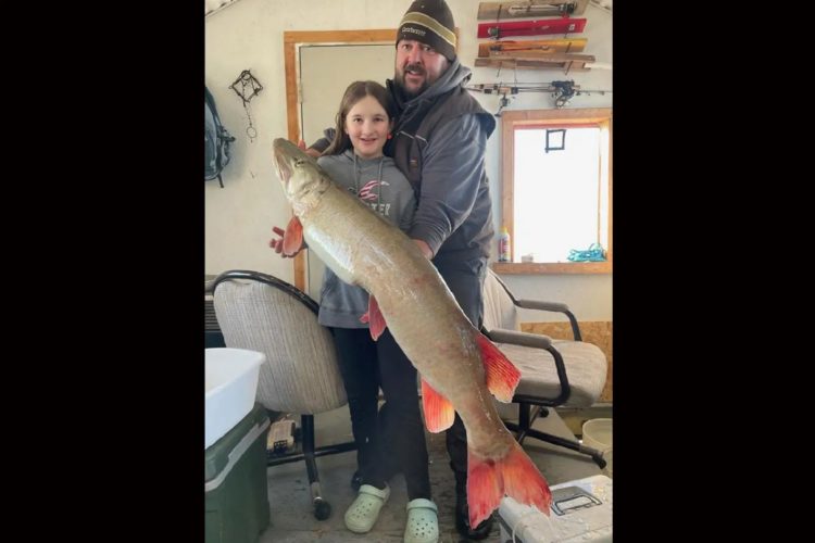 1,27 Meter lang über über 15 Kilo schwer: Dieser Musky könnte der Fisch des Lebens für die 10-jährige Leah Saffert aus Wisconsin sein.