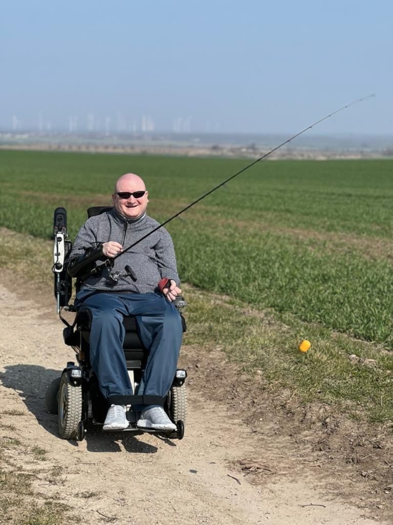 Trockenübungen auf dem Feld: Bei schönem Wetter übt Philipp das Auswerfen und Einkurbeln mit der Orthese.