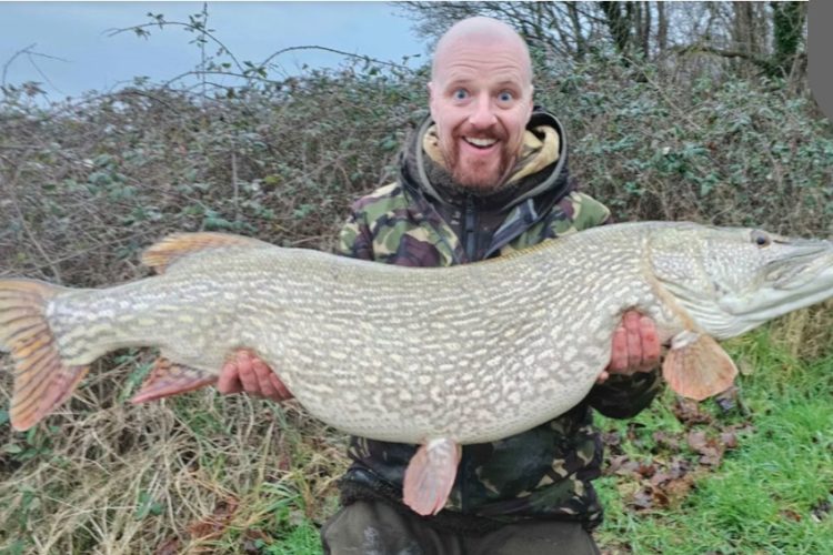 Lloyd Watson fing diesen Riesenhecht im Chew Valley Lake, südlich von Bristol. Der Fisch ist ein neuer Rekord!