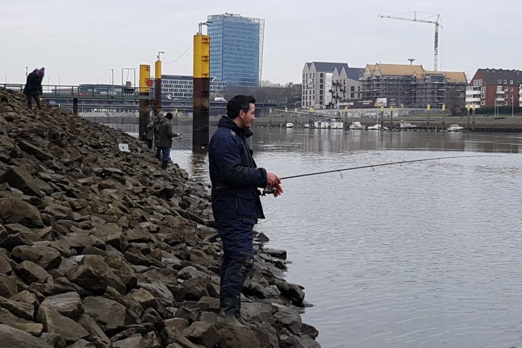 Angler an der Weser in Bremen. Mit dem Stockangelschein darf hier jeder Bürger der Stadt fischen.
