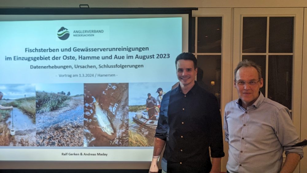 Andreas Maday und Ralf Gerken vom AVN stellen am 01.März 2024 in Hamersen betroffenen Vereinen den Abschlussbericht zum Fischsterben vor.