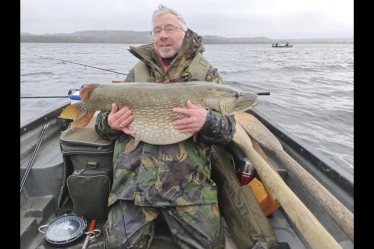 Terry Findlay mit seinem 17,7 kg schweren Hecht.