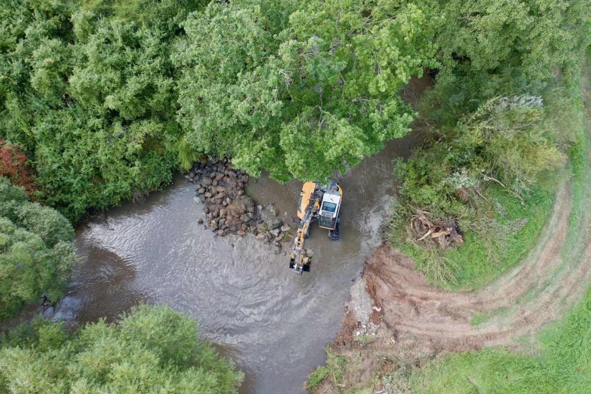 Erfolgreicher Rückbau des Leucherhofwehrs im Landkreis Bamberg. Die Baunach kann damit auf 6 Kilometern wieder frei fließen.