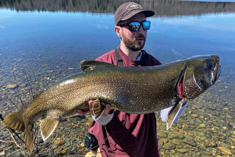 Diesen beeindruckenden Seesaibling musste der US-Angler John Stamas sich hart erkämpfen.