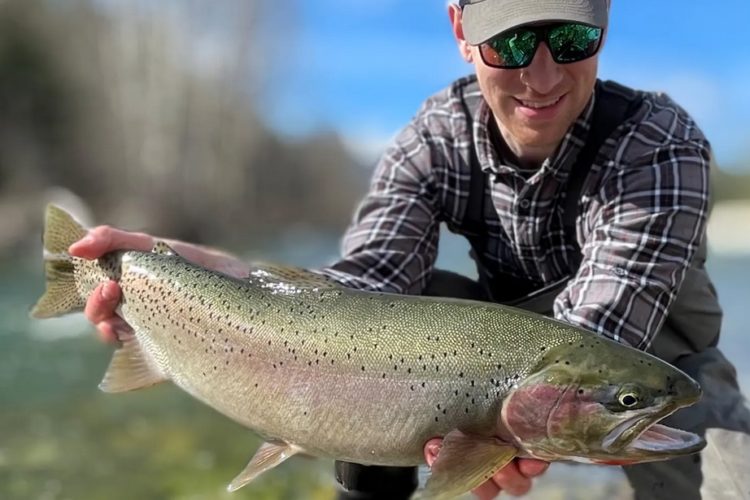 Daniel Whitesitt fing diese 64 cm lange Cutthroat-Forelle auf eine Stonefly Nymph.