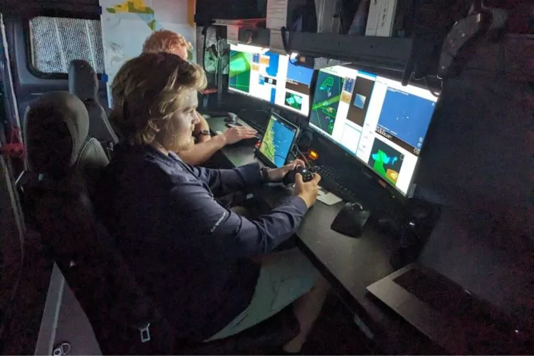 Fischereiaufseher hinter Bildschirm steuert Drohne