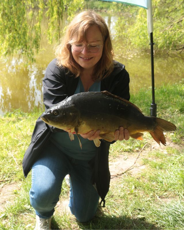 Frau mit Spiegelkarpfen