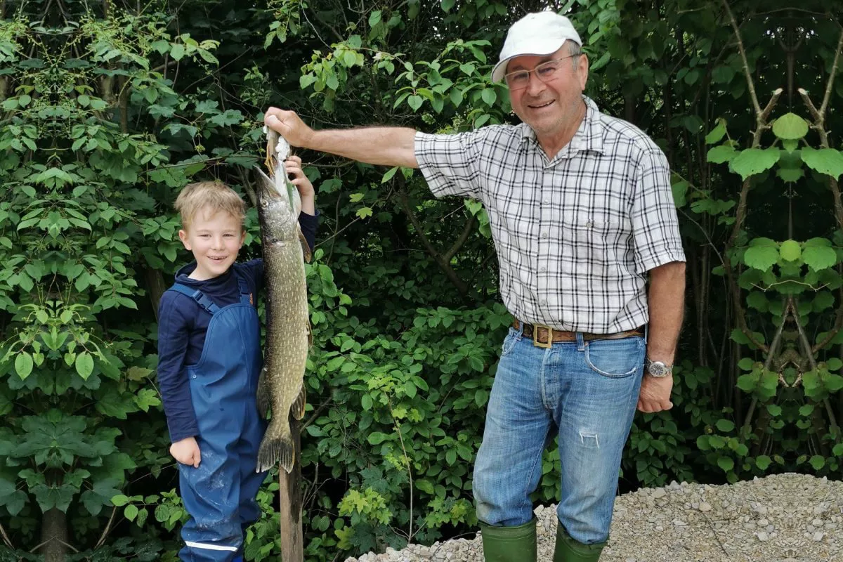 Opa und Enkel mit ihrem Hecht aus einem Altarm der Donau.