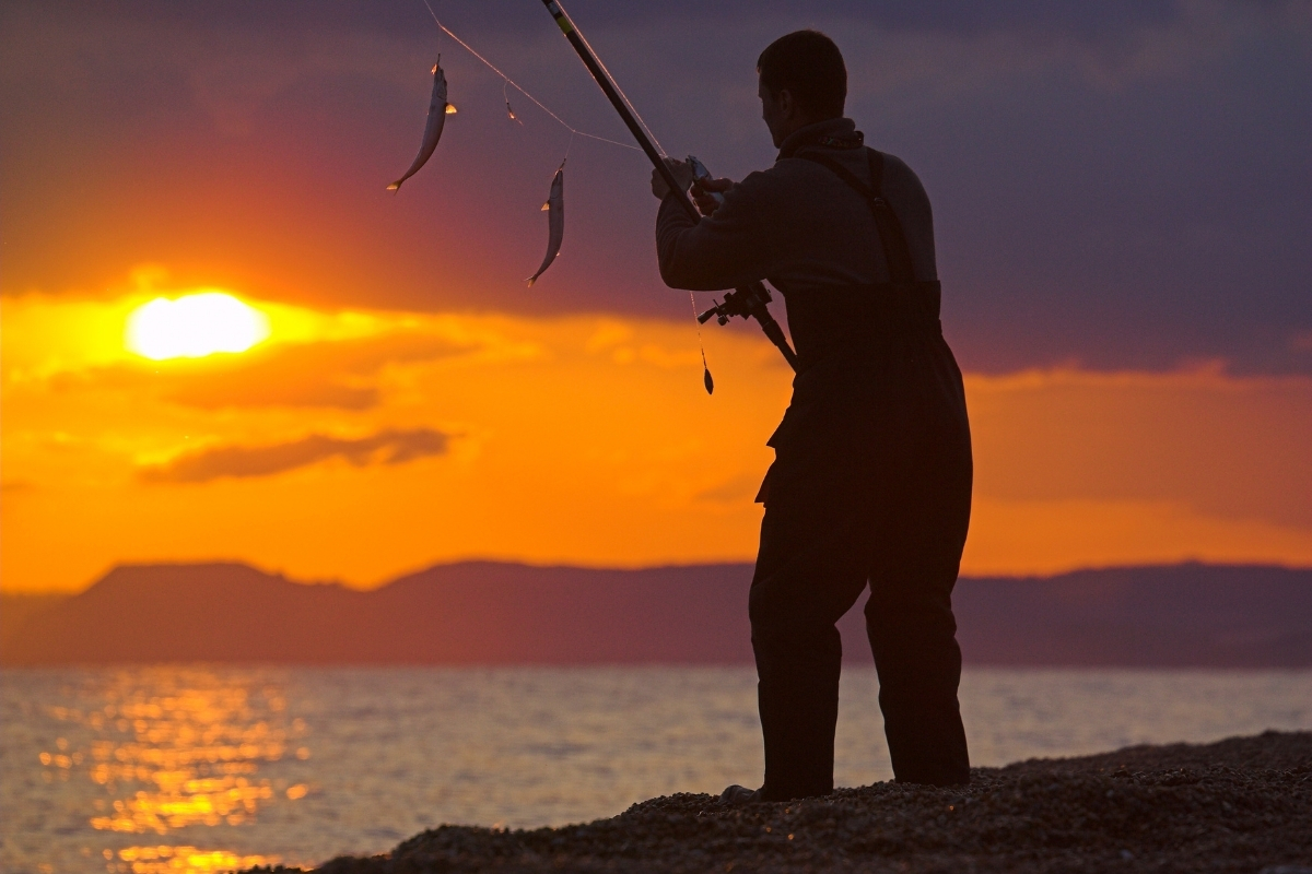 Angler mit Makrelen am Paternoster im Sonnenuntergang