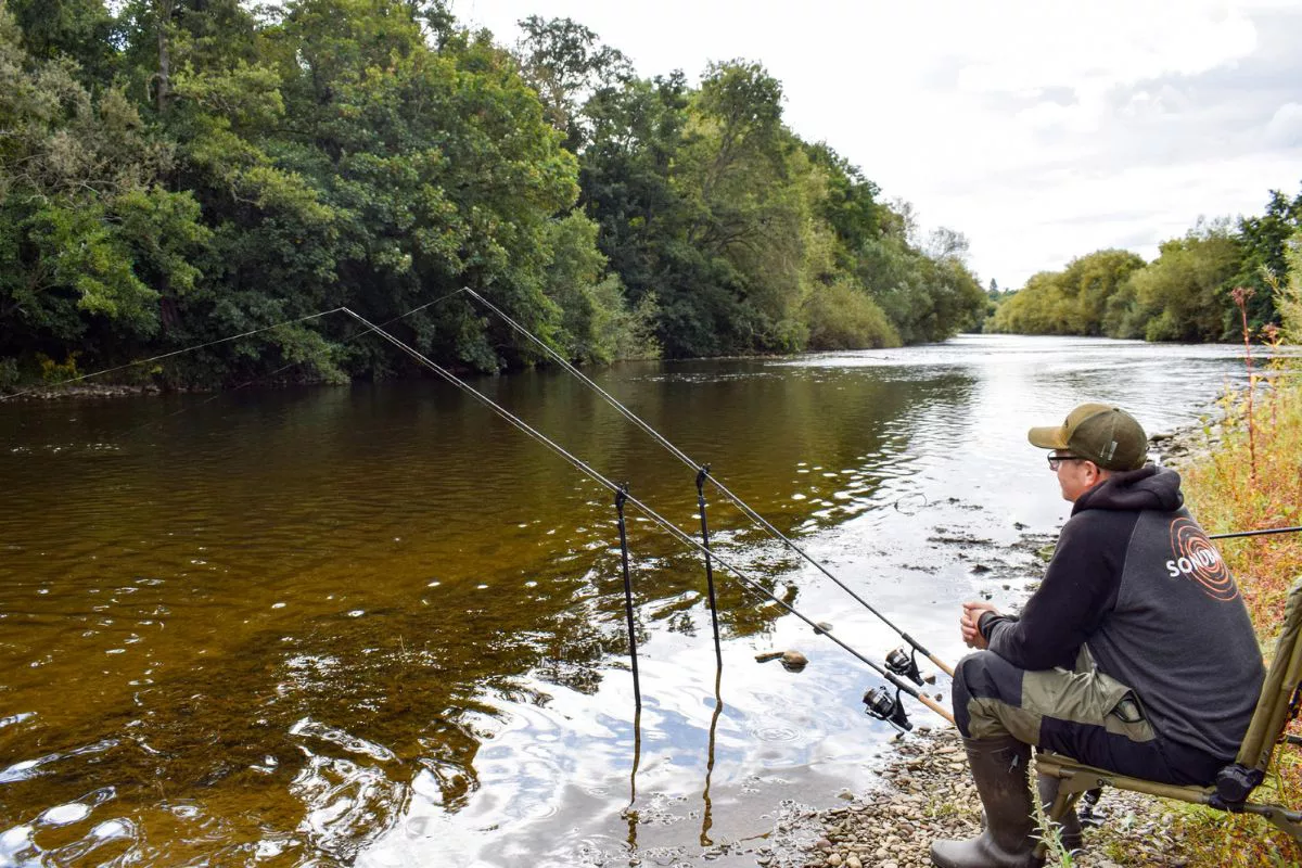 Angler mit zwei Ruten beim Ansitz am Wye