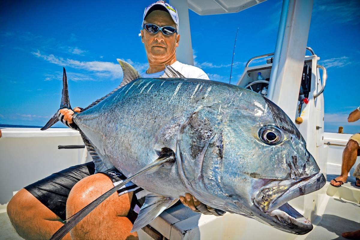 Angler mit GT in den Tropen