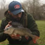 Großer Barsch Angler Charlie Wright