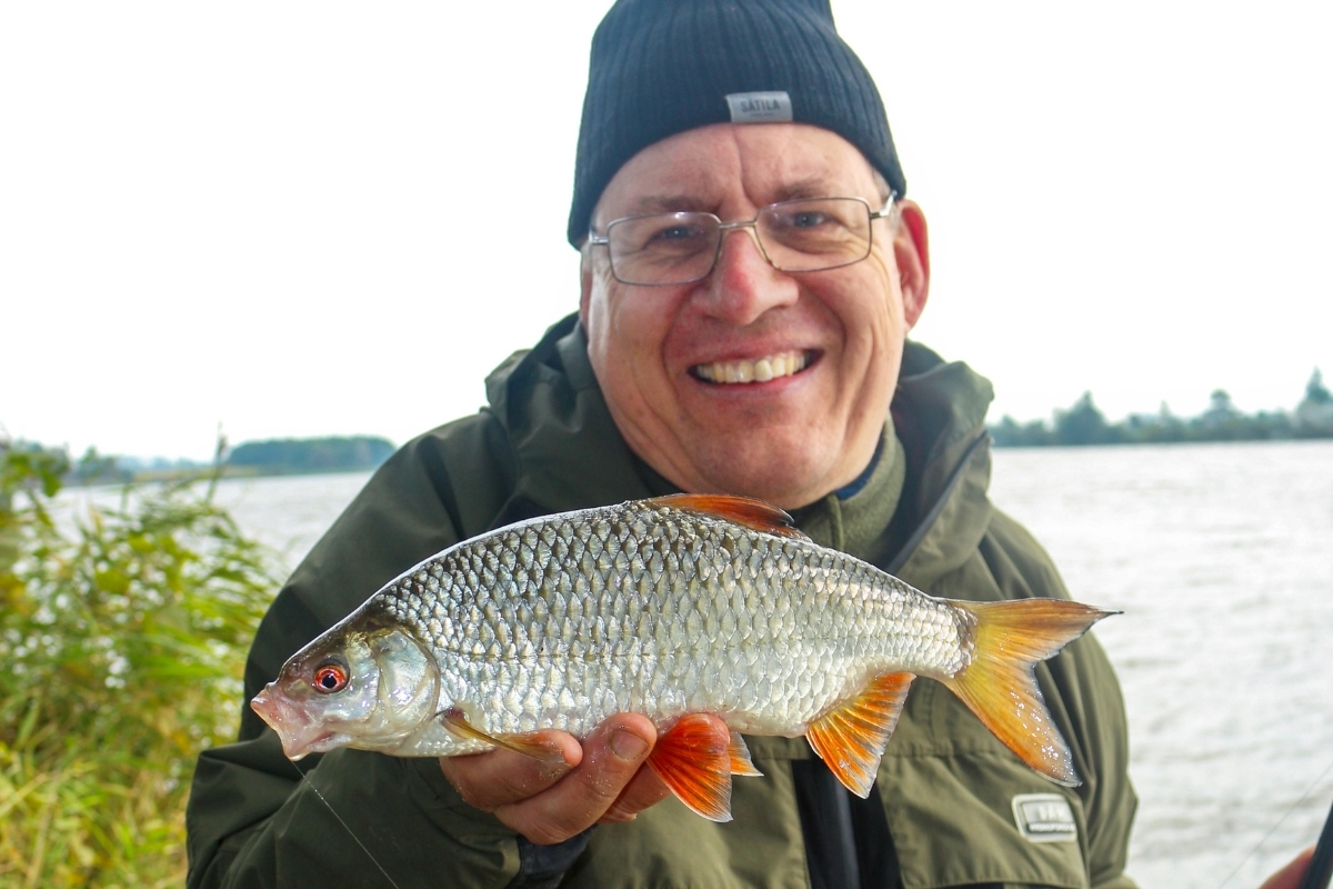 Angler mit Rotauge im März