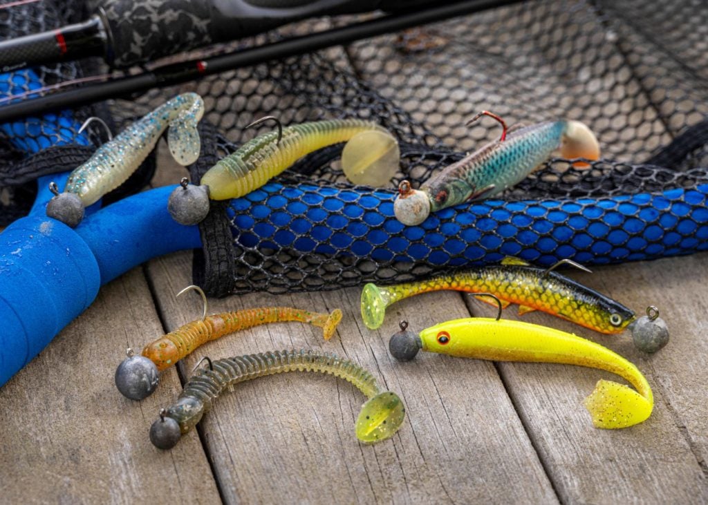 Verschiedene Gummifische auf einem Kescher