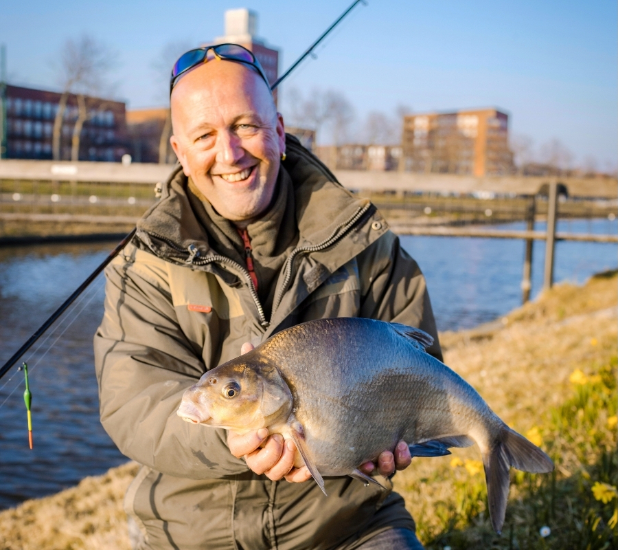 Ein Brassen gefangen beim aktiven Karpfenangeln