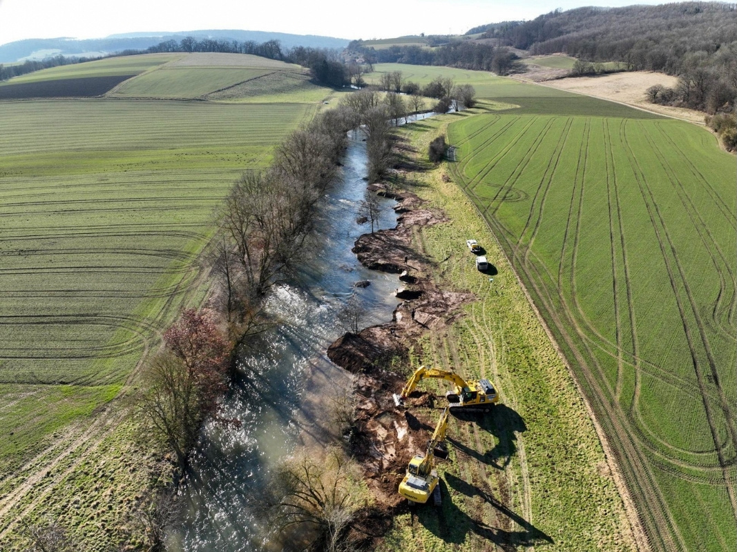 begradigter Fluss wird renaturiert