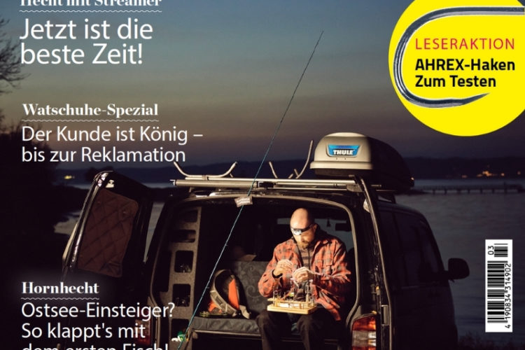 Heft-Cover der FliegenFischen 3/2025: Mann sitzt in Van und bindet eine Fliege