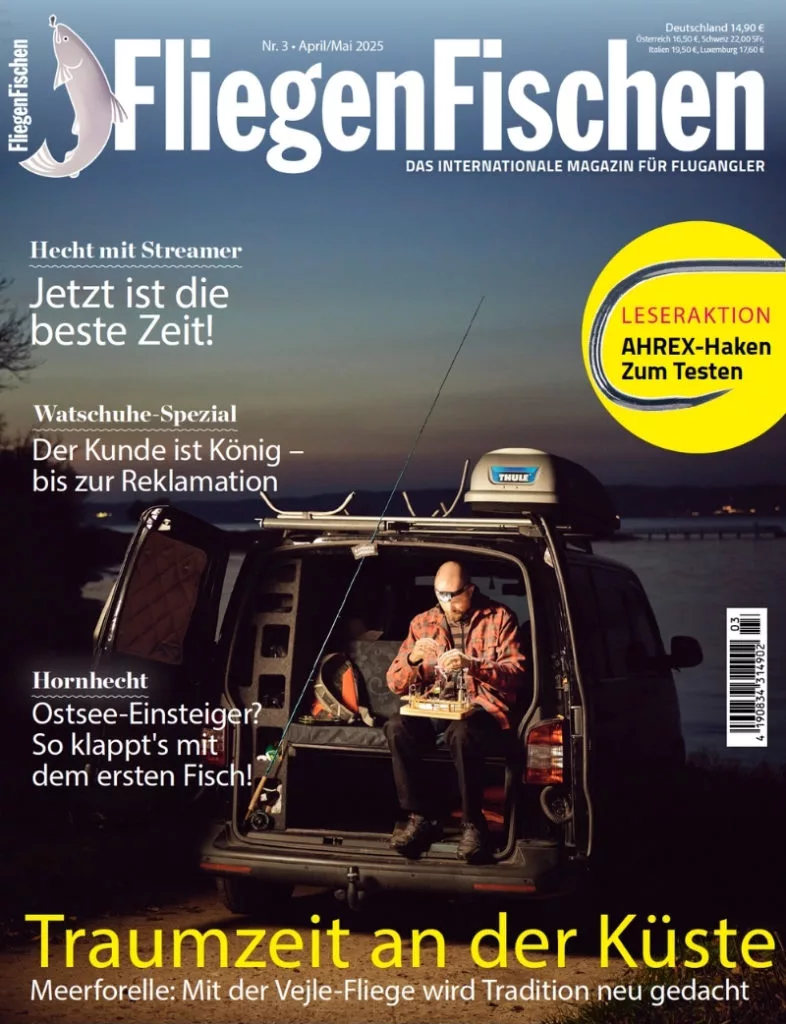 Heft-Cover der FliegenFischen 3/2025: Mann sitzt in Van und bindet eine Fliege