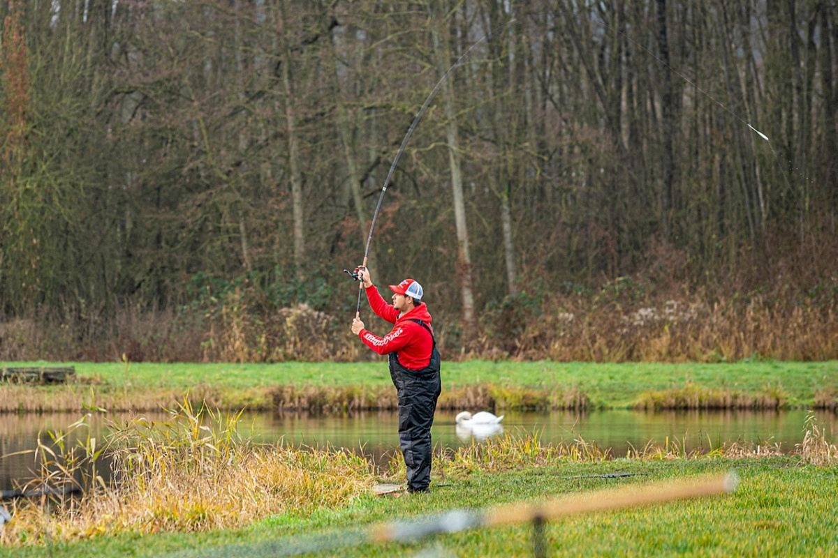 Angler mit Matchrute am Forellensee