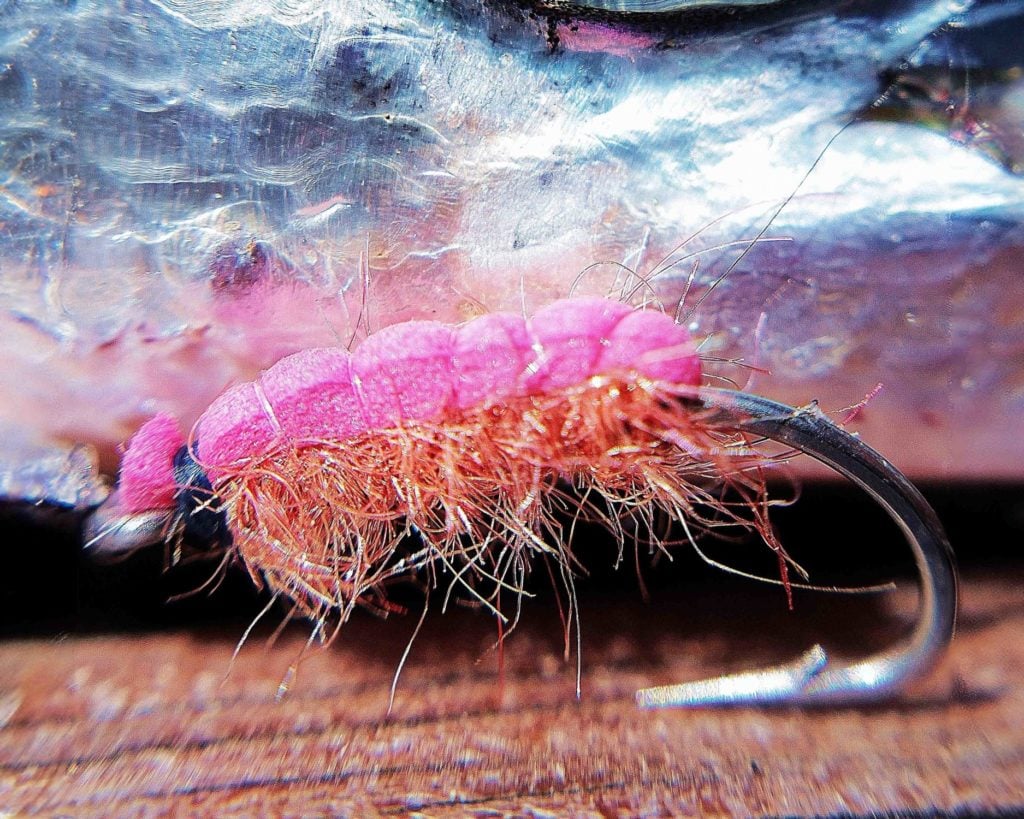 Eine Flohkrebs-Fliegenimitation für Hornhecht in pink, Schaumstoff auf dem Rücken