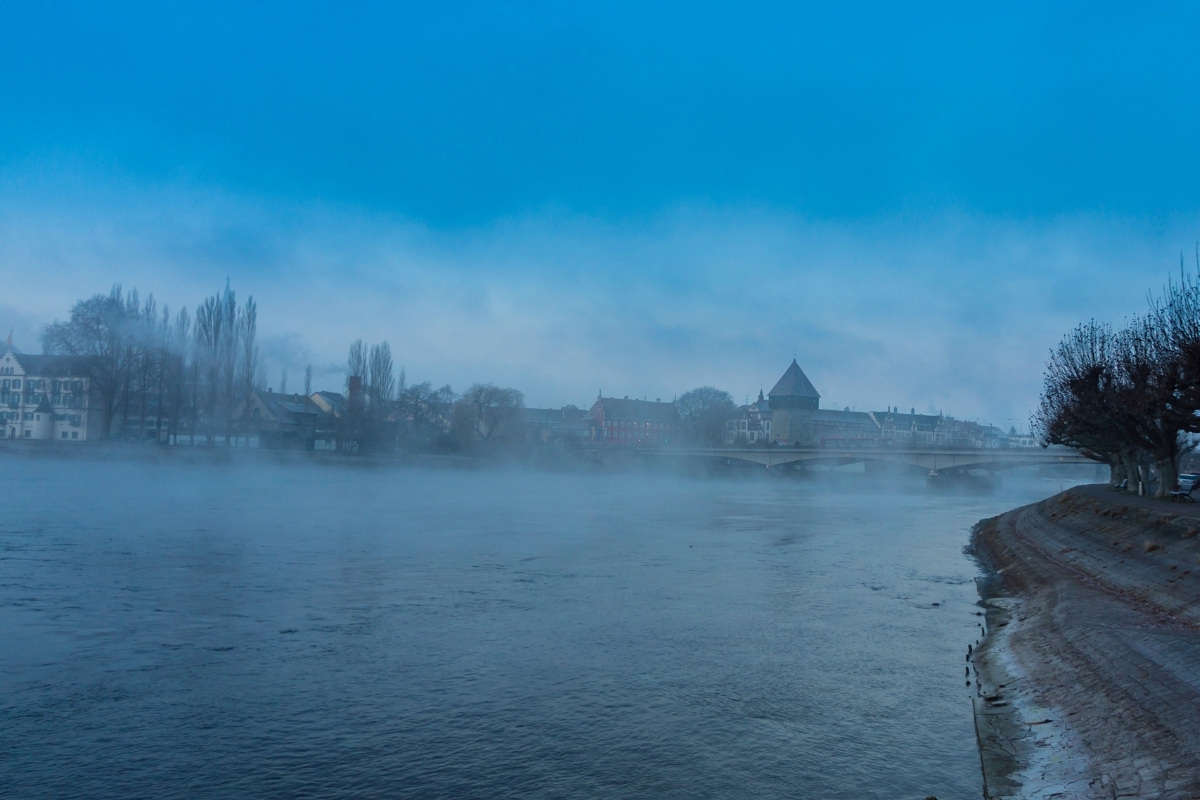 Der Konstanzer Trichter im Bodensee im Nebel