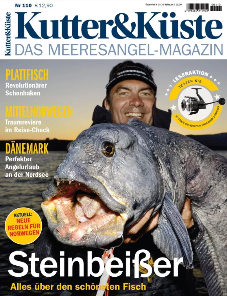 Das Cover der 110. Ausgabe von Kutter & Küste mit einem Angler, der sich über einen Steinbeißer freut
