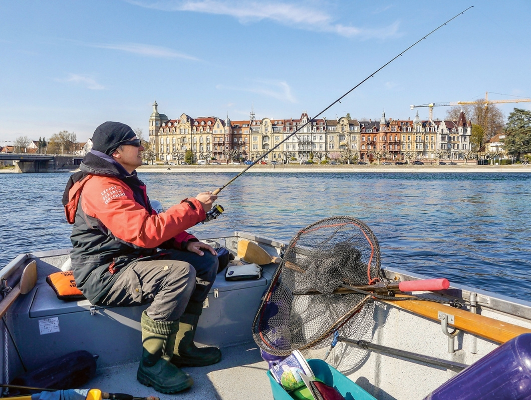 Angler beim Spinnfischen auf Seeforelle