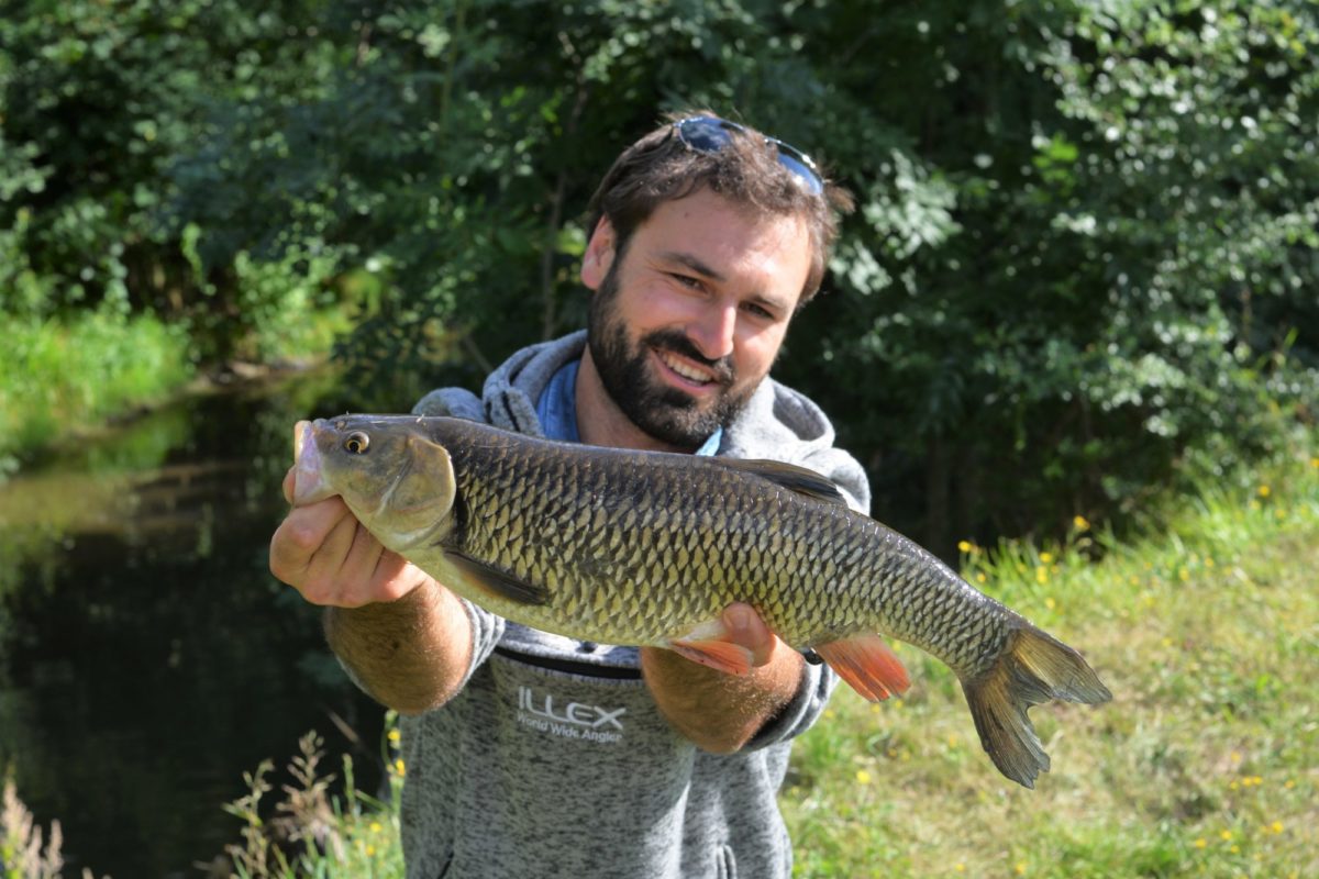 Angler mit mittelgroßem Döbel