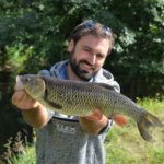 Angler mit mittelgroßem Döbel
