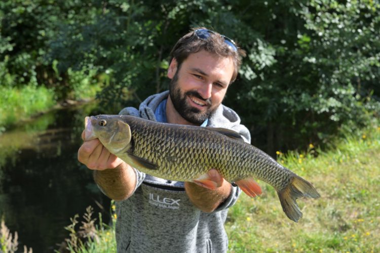 Angler mit mittelgroßem Döbel