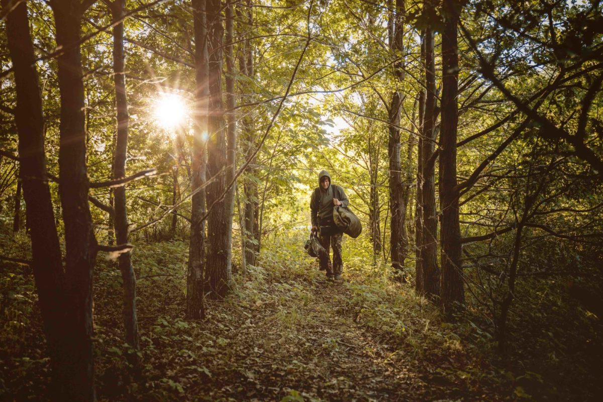 Angler im Wald