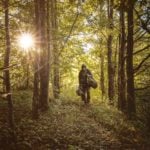 Angler im Wald