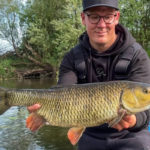 Angler mit kapitalem Döbel