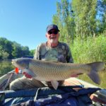 Walter Mayer aus dem BALZER Team Österreich mit seinem Fang: Ein 107 cm und 18,2 kg Graskarpfen Karpfenangeln - Amur