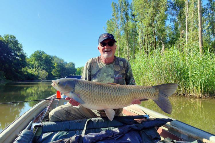 Walter Mayer aus dem BALZER Team Österreich mit seinem Fang: Ein 107 cm und 18,2 kg Graskarpfen Karpfenangeln - Amur