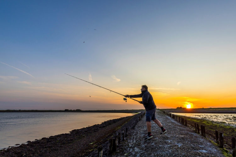 Posenangeln auf Wolfsbarsch: Angler beim Wurf