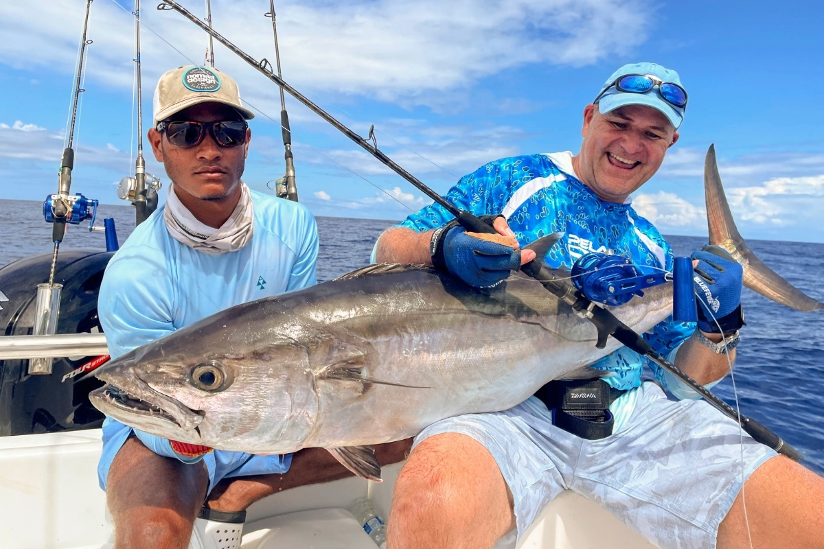Zwei Bootsangler mit Fisch und selbstgebauter Rute
