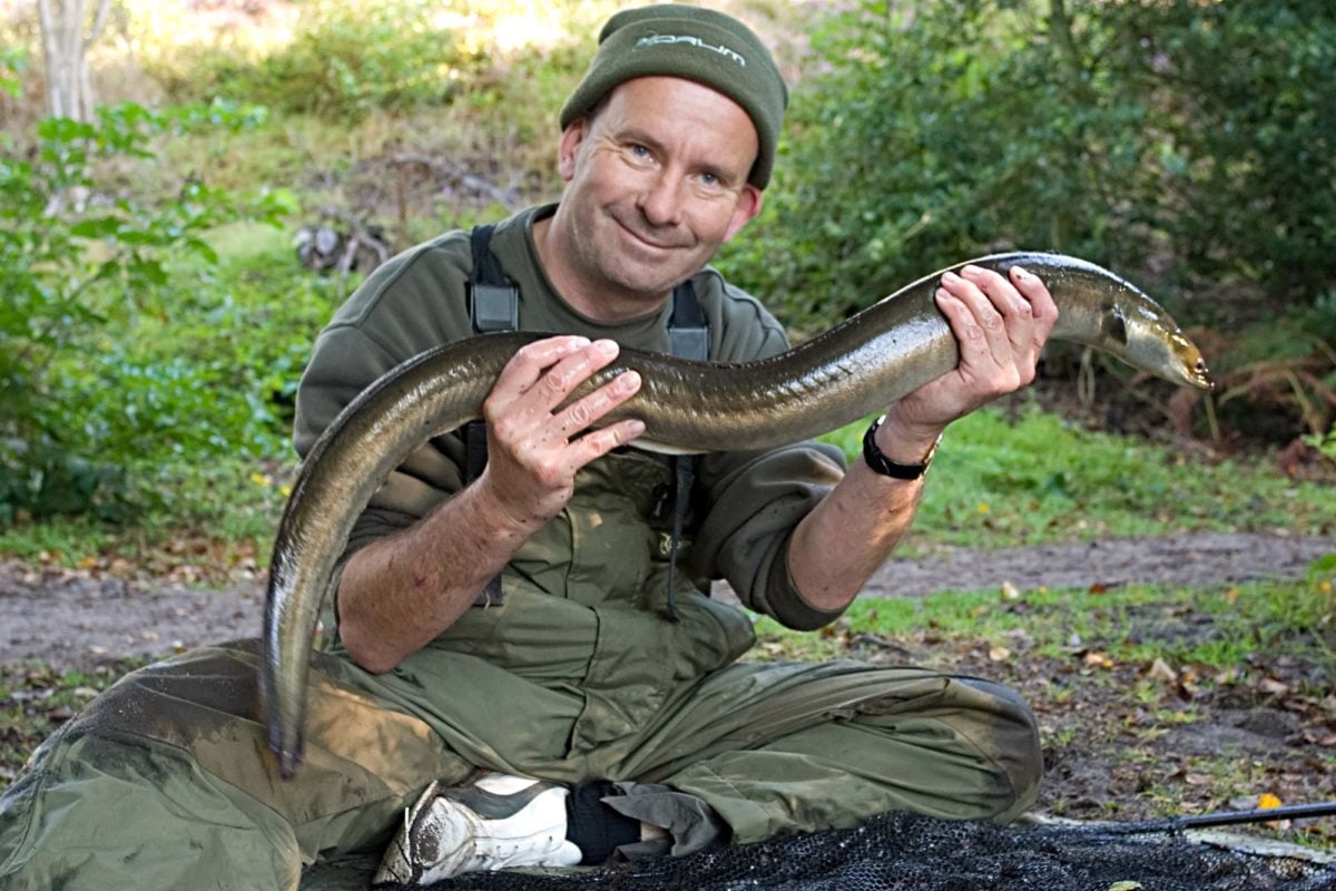 Angler mit großem Aal