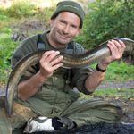Angler mit großem Aal