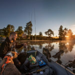 Bootsangler angeln Barsche in einem Waldsee