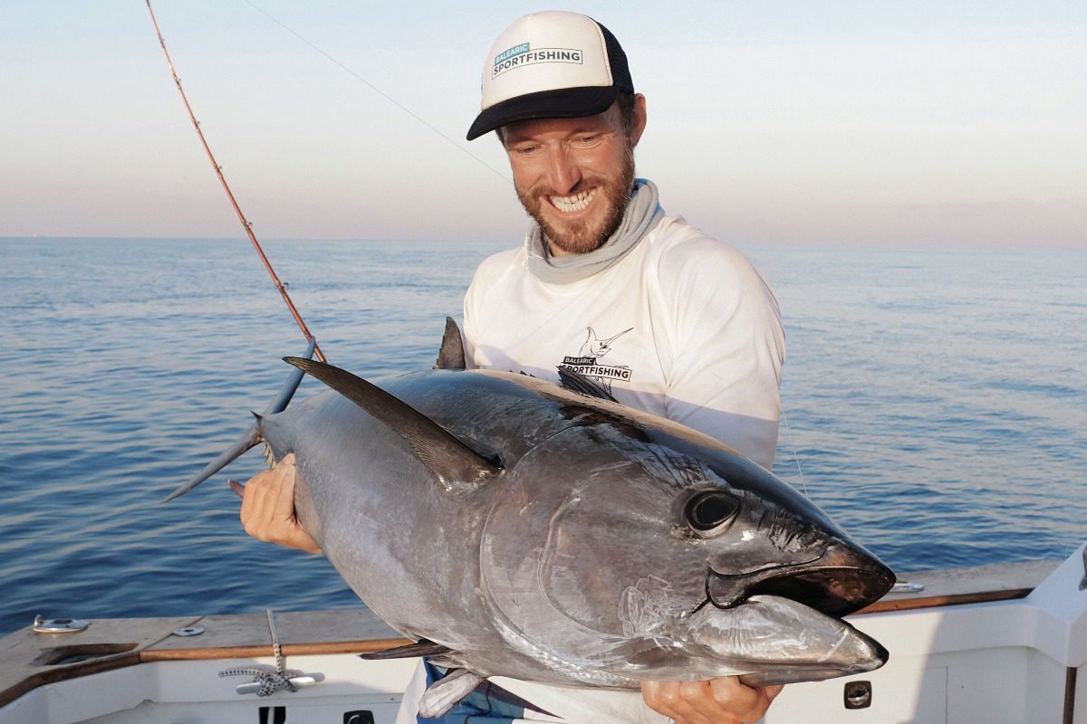 Angler präsentiert Blauflossen-Thunfisch