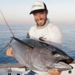 Angler präsentiert Blauflossen-Thunfisch