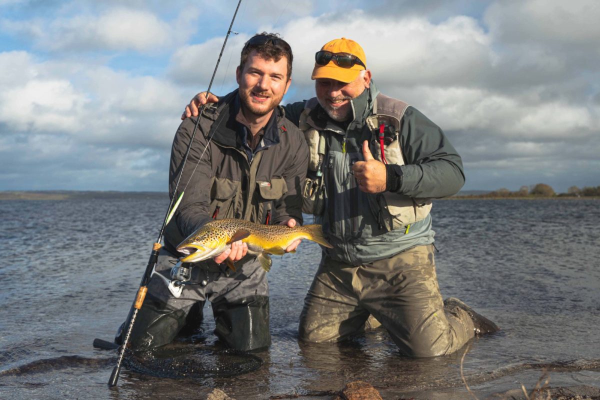 Zwei Angler mit Meerforelle im Herbst