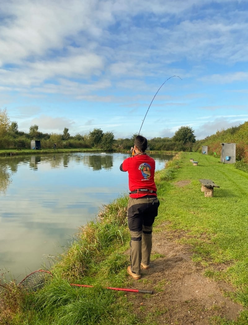 Angler wirft Supermontage am Forellensee aus