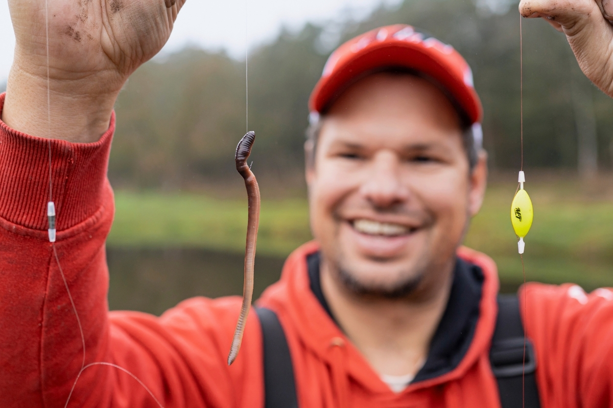 Angler mit Wurm an der Forellensee-Supermontage