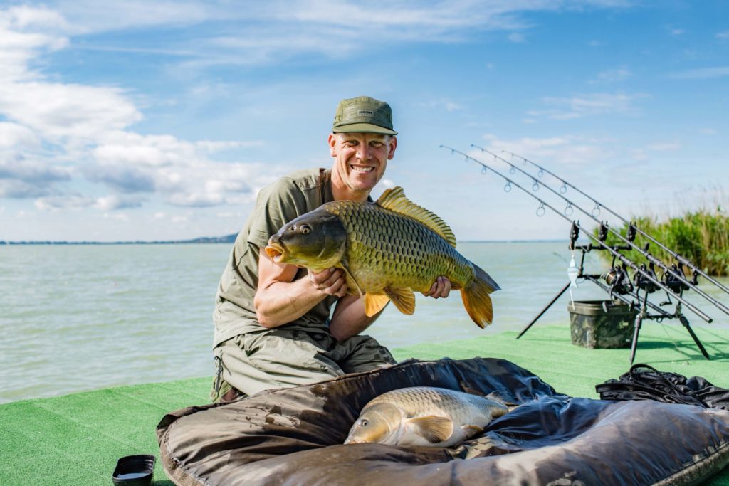 Alan Blair mit Schuppenkarpfen am Balaton