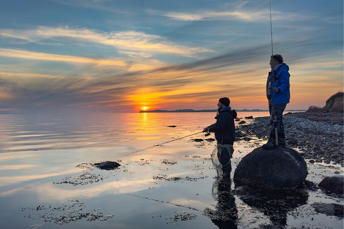 Zwei Angler in der Abendsonne an der dänischen Küste